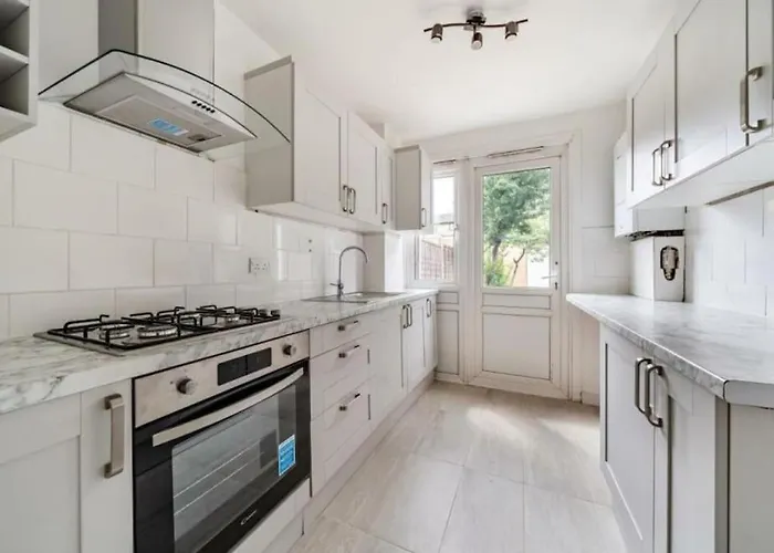 A Luxurious 3 Bed-Terrance House Villa London