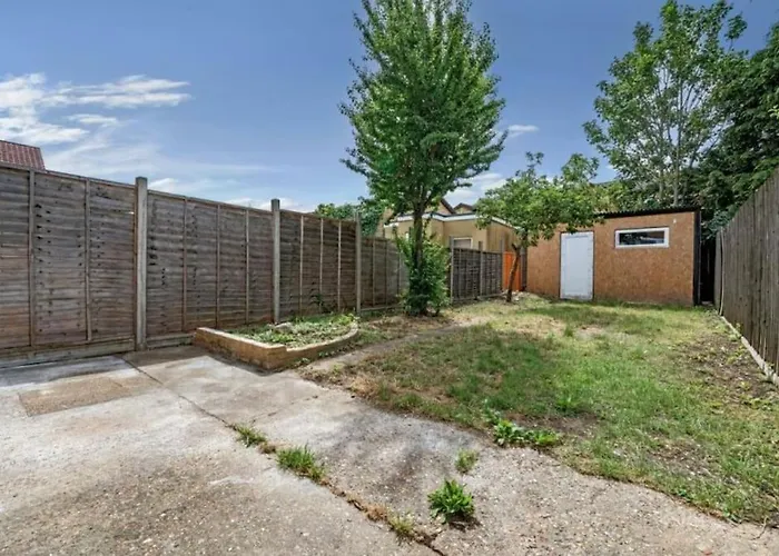 A Luxurious 3 Bed-Terrance House Villa London